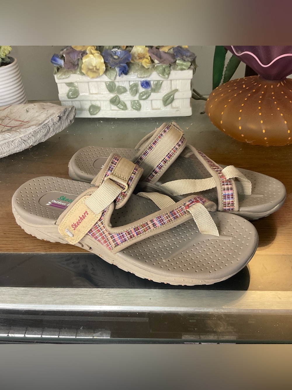 SKECHERS WOMENS REGGAE MAD SWAG SANDALS  SZ 8